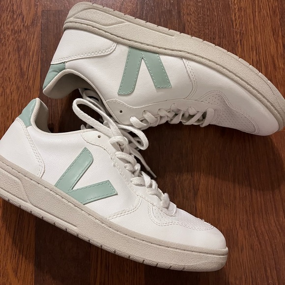 Veja Sneakers Green/White Size 8 - Picture 1 of 4